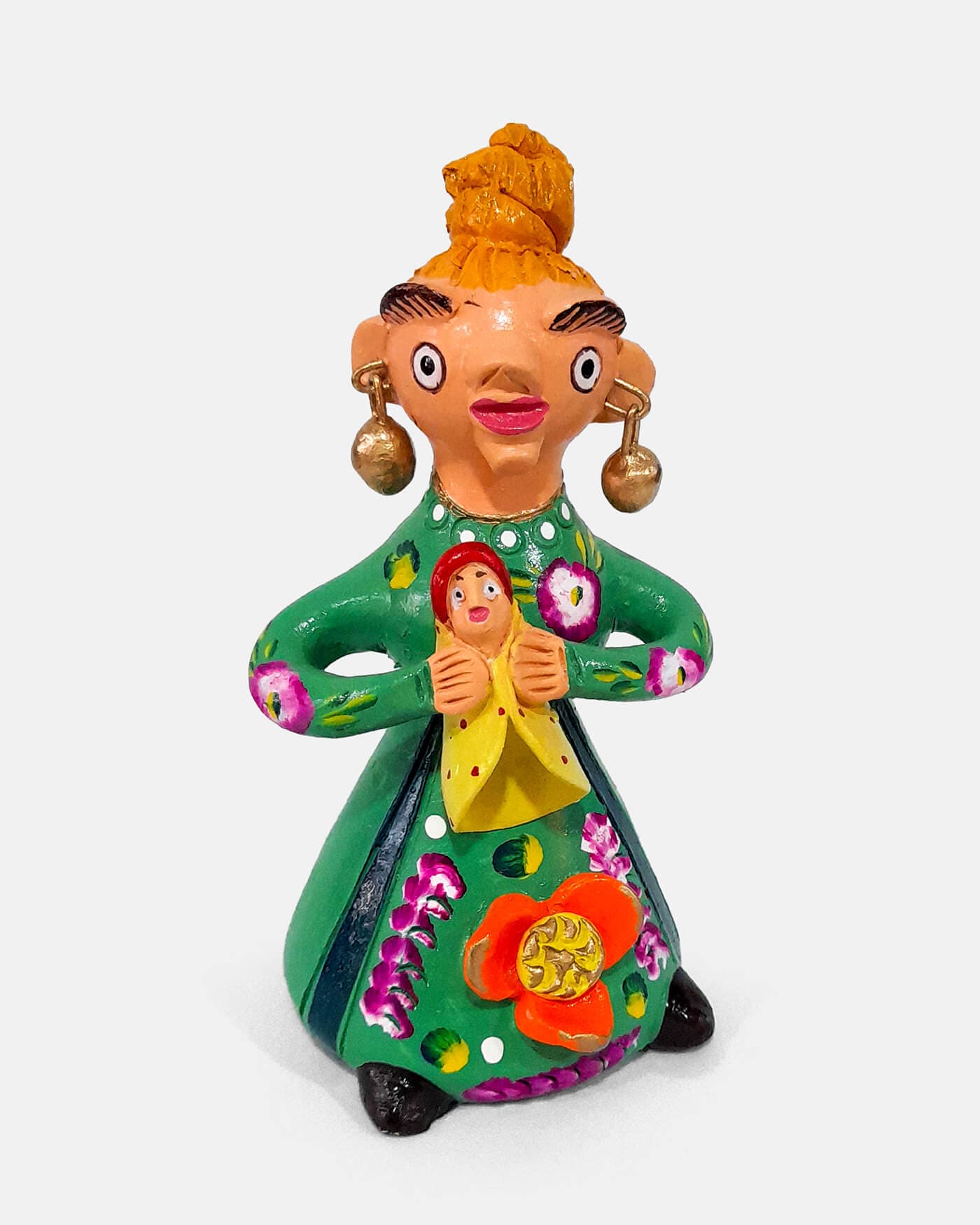Figura de mãe com menino, vestido verde com flores cor de laranja e brincos dourados