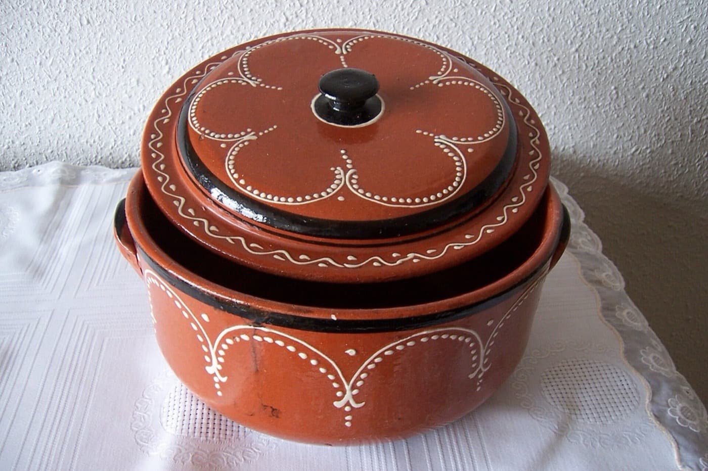 Panela de barro vermelho vidrado com tampa, decorada a pingo branco