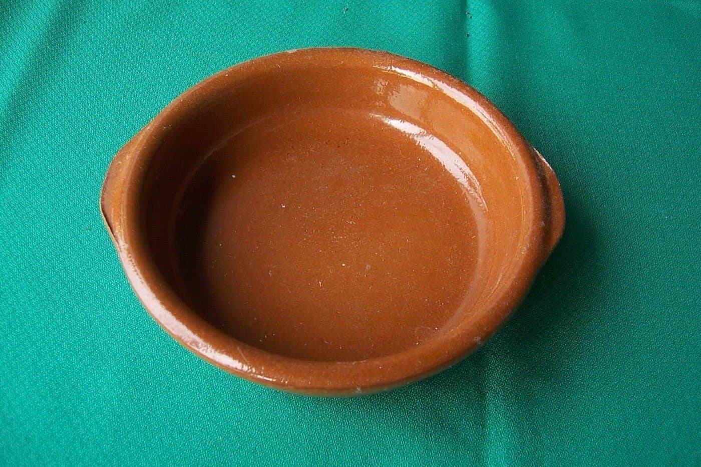 Tigela funda pequena de barro vidrado de mel, vista de cima