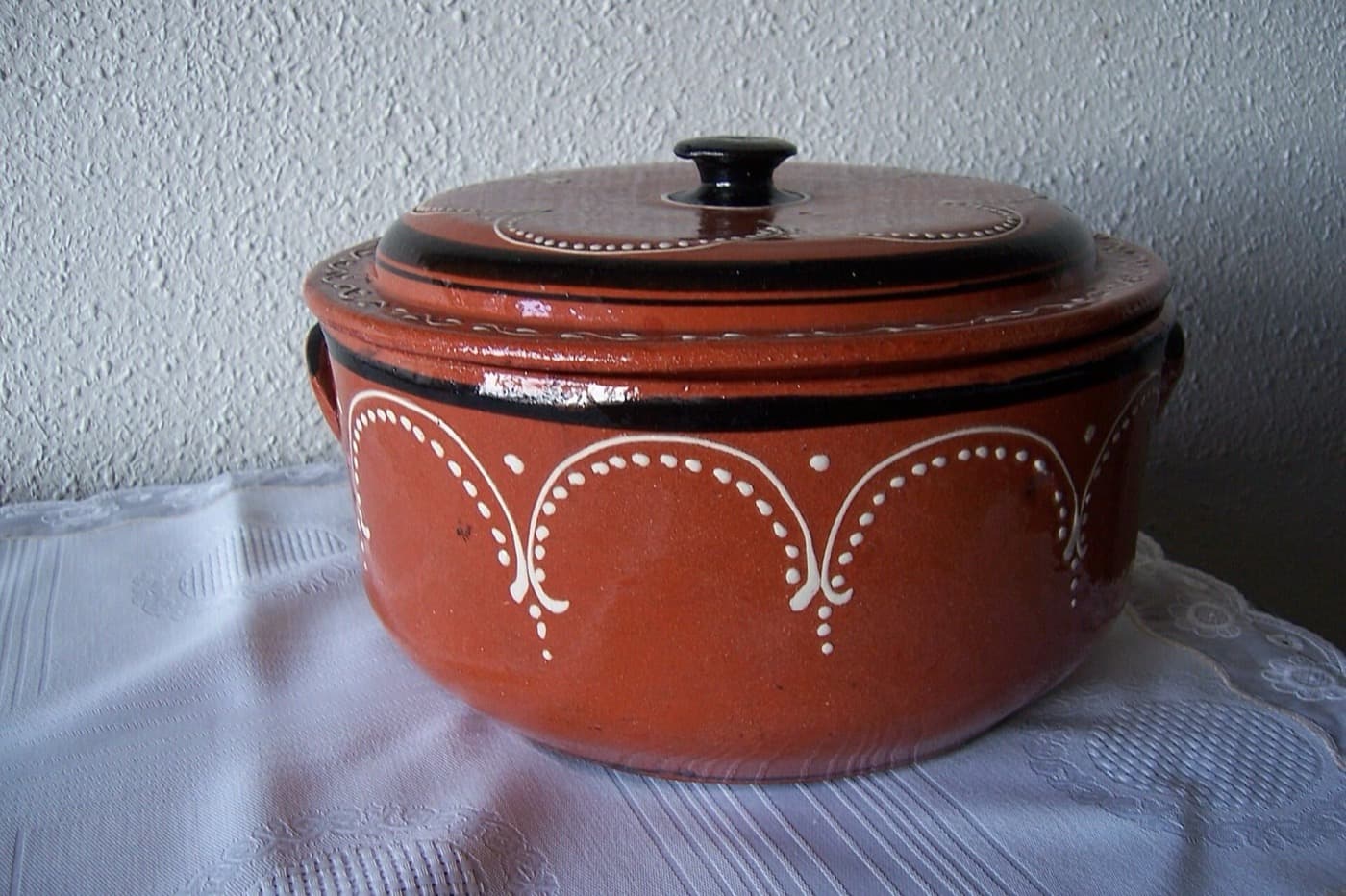 Travessa oval de barro vermelho vidrado, decorada a pingo branco